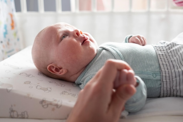 Babymeisje betaalt met zijn moeder in bed