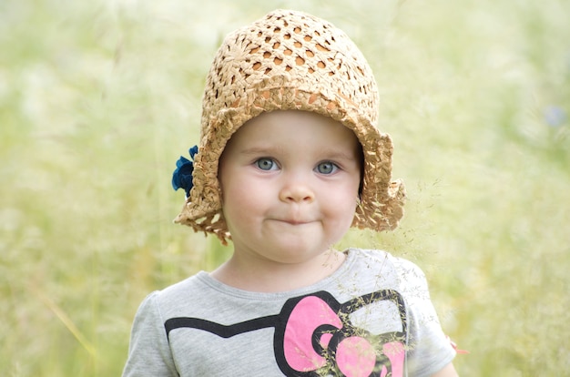 Babymeisje buiten op zonnige zomerdag