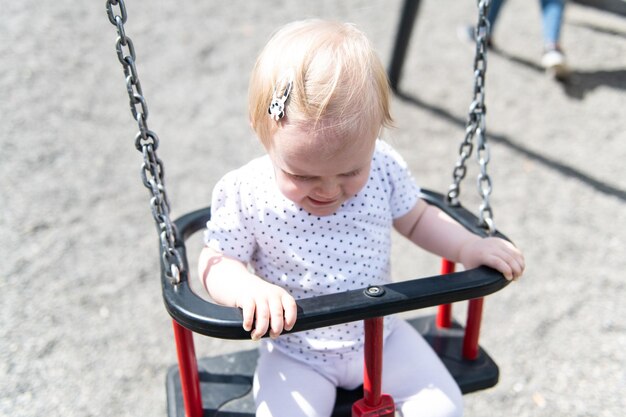 Babymeisje dat plezier heeft op een schommel