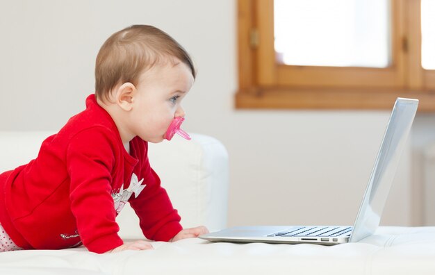 Babymeisje die laptop met behulp van