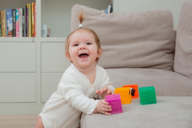 Babymeisje die thuis de ontwikkeling van dobbelstenen spelen