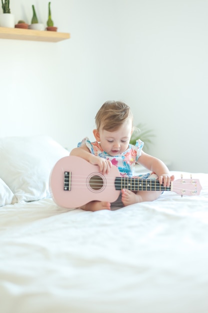 Babymeisje die ukelele speelt