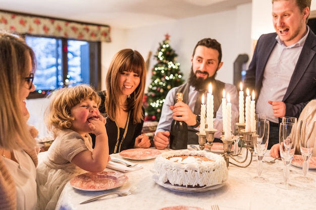 Babymeisje die vingers likken en cake eten