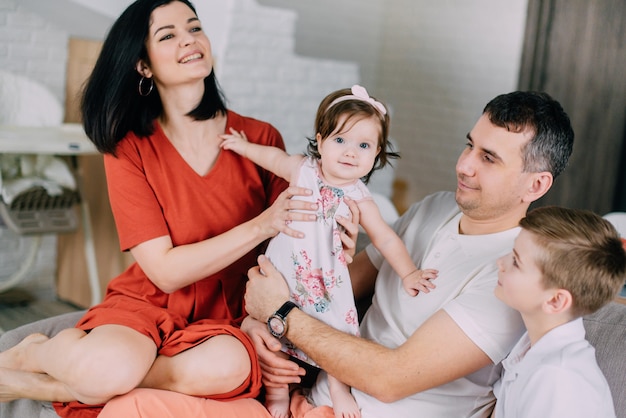 Babymeisje in centrum van aandacht van haar familie