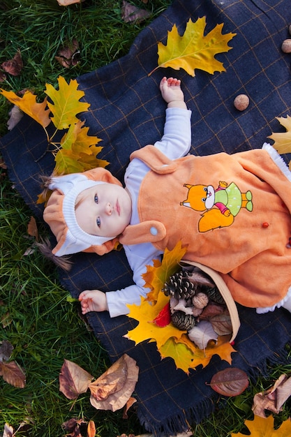 babymeisje in een eekhoornkostuum