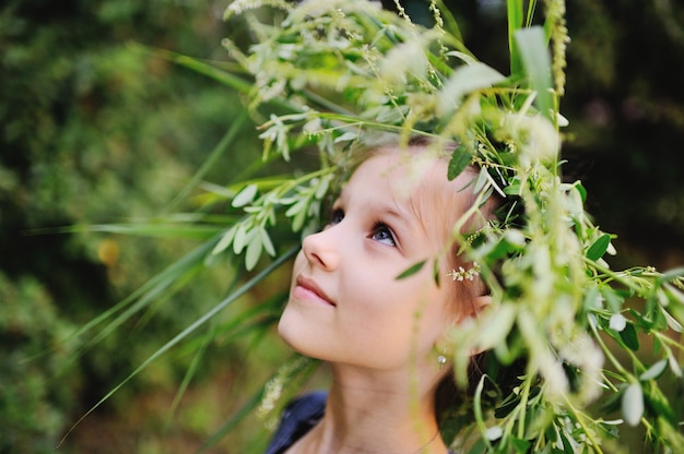 Babymeisje in een kroon van wildflowers