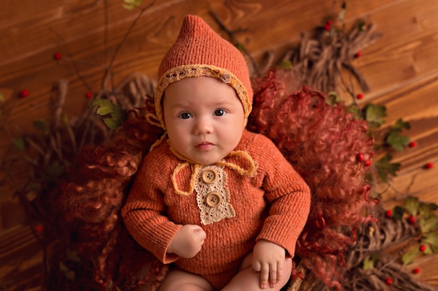 Foto babymeisje in het portret van het de herfstdecor