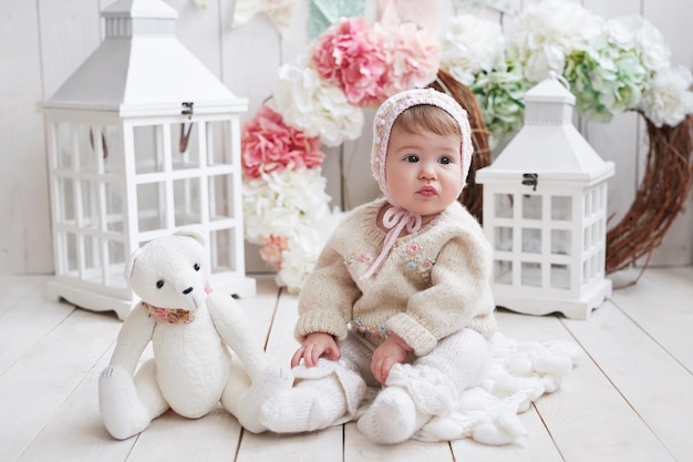 Babymeisje in hoed met houten speelgoed Postkaart Moederdag en Pasen Kinderbeschermingsdag