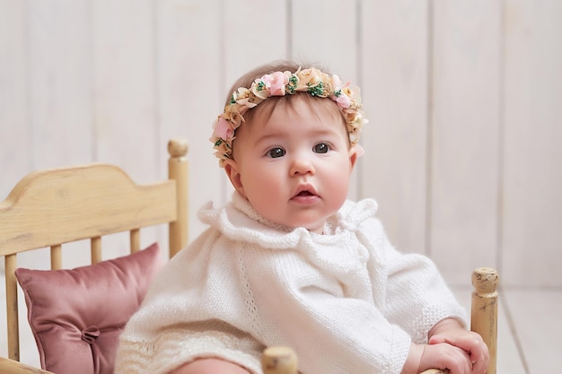 Babymeisje in hoed met houten speelgoed Postkaart Moederdag en Pasen Kinderbeschermingsdag