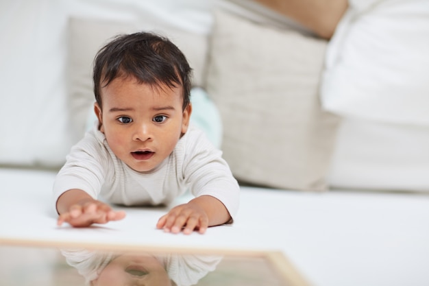 Babymeisje liggend op de vloer