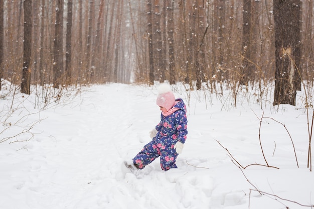 Babymeisje lopen in de winter buiten