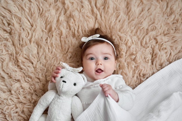 Babymeisje met speelgoedbeer Ansichtkaart Moederdag en Pasen Kinderbeschermingsdag Wereldgeluksdag Glimlachend kind