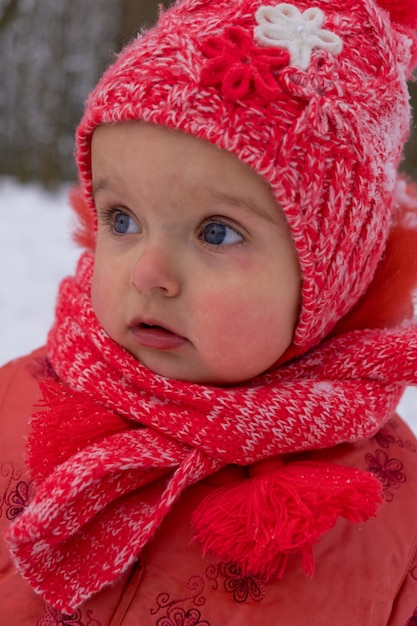 Babymeisje onder de indruk van de sneeuw. Detailopname.