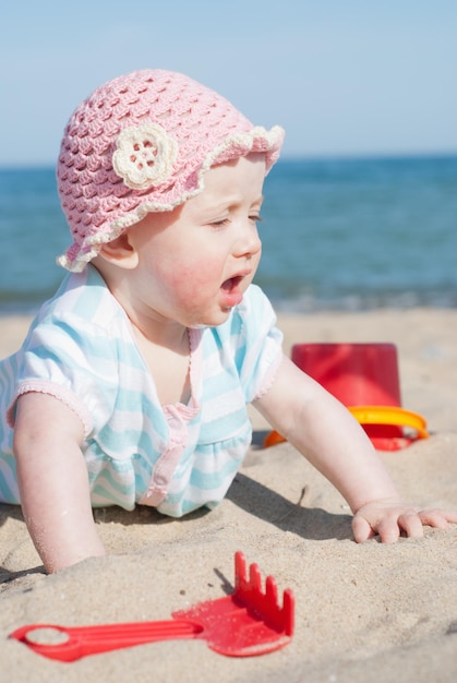 Babymeisje op het strand