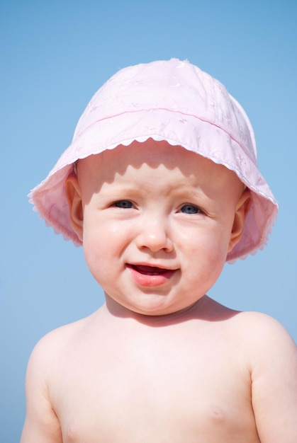 Babymeisje op het strand