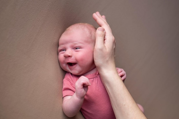 Babymeisje poseren voor haar eerste portret glimlachen.