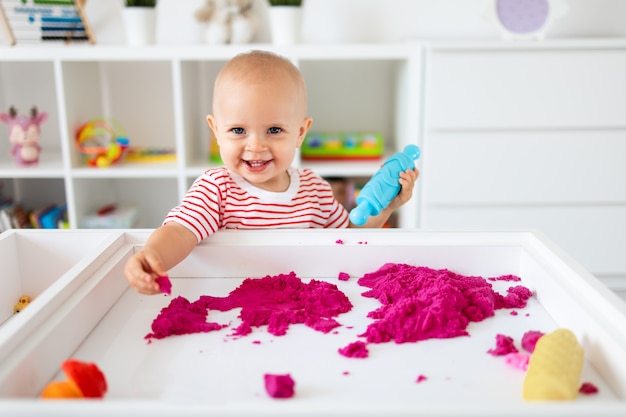 Foto babymeisje spelen met kinetisch zand