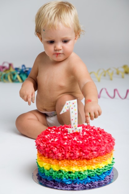 Babymeisje viert haar eerste biddag met gourmet cake en ba