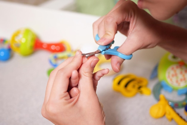 Babynagels knippen Babyverzorging gesloten opname van pasgeboren nagels knippen