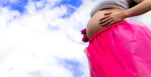 Foto la pancia di un bambino è visibile sotto un cielo nuvoloso