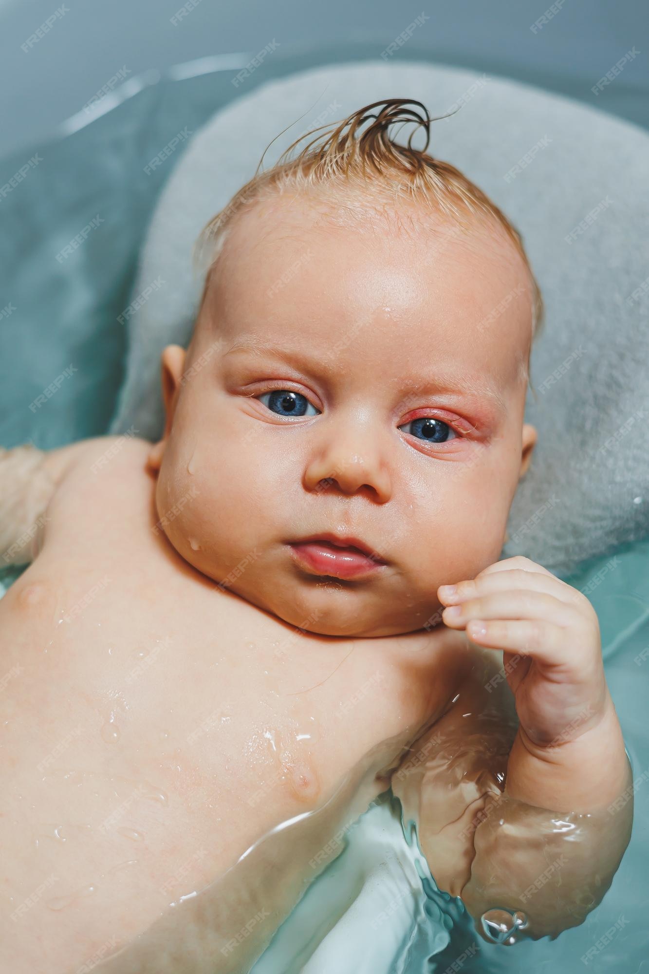 Premium Photo | Babys first baths Caring for a newborn baby Bathing a