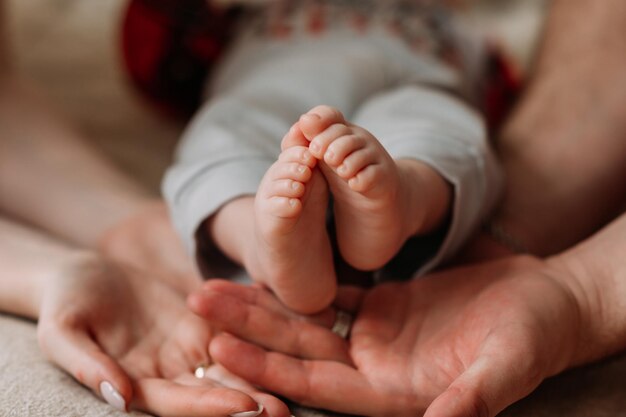赤ちゃんの足と両親の手 3634