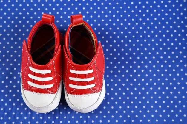 Babyschoenen op blauwe doekachtergrond