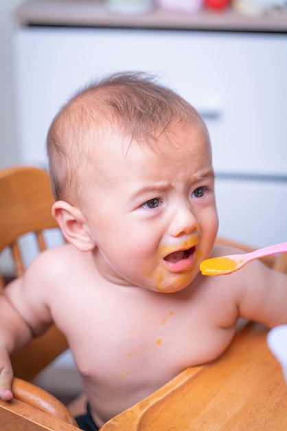 Babysitting droevig en schreeuwend in de ruimte