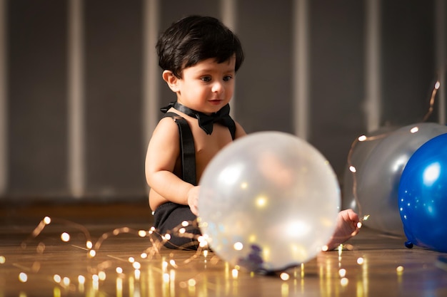 Babysitting in de kamer spelen met ballonnen en kleine lichtjes rondom