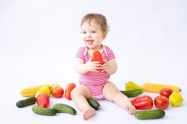 Babysitting met groenten op een witte achtergrond isoleer het concept van het eerste lokaas