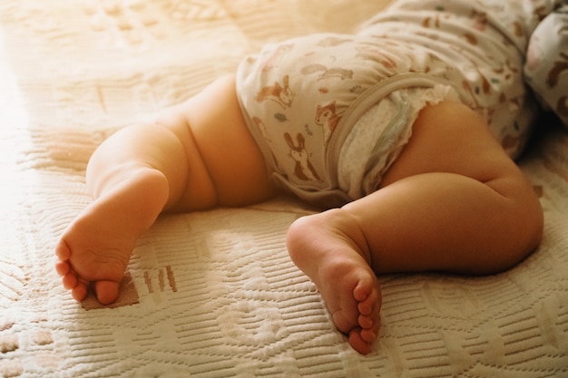 Babyslaap op haar buik. Naptime in kinderscheldue.