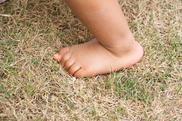 Foto babyvoet op het gras met exemplaarruimte