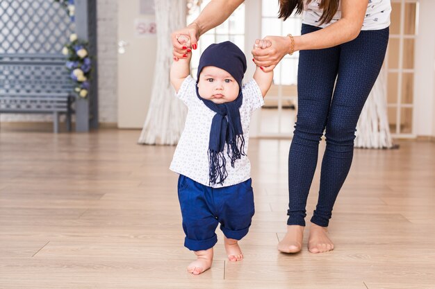 Babyvoeten die de eerste stappen doen. Baby's eerste stapjes. Kind voeten.