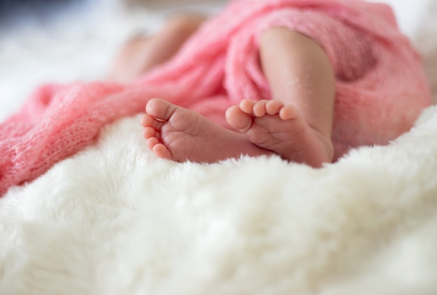 Babyvoeten en roze wikkeldetail met ruimte om te schrijven