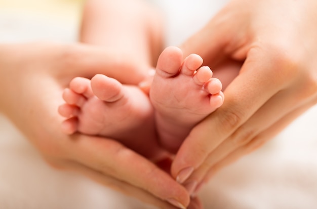 Babyvoeten in de moederhand, close-up