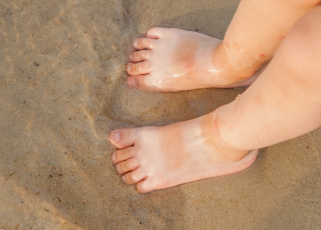 Foto babyvoeten in het zand