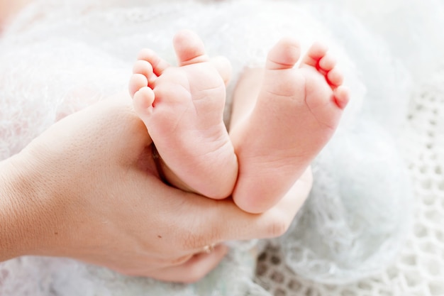 Babyvoeten in moederhanden