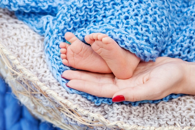 Babyvoeten in moederhanden.