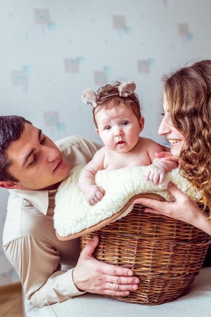 Babyzitting in een rieten mand