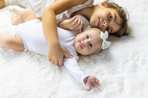 Babyzusjes liggen op een deken selectieve focus