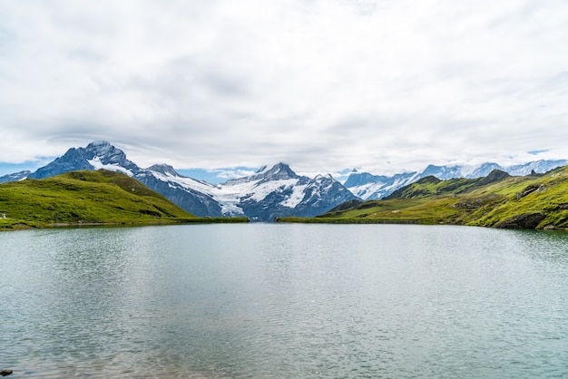 Bachalpsee meer met Schreckhorn en Wetterhorn in Grindelwald in Zwitserland