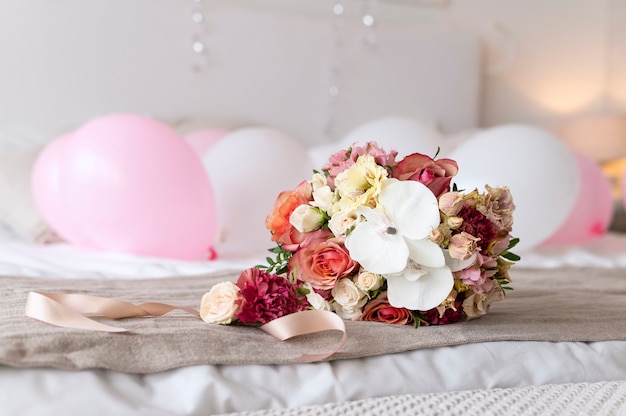 Foto addio al nubilato con bouquet di fiori sul letto