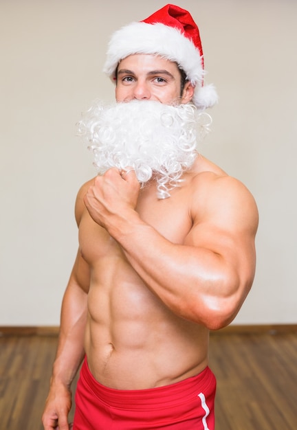 Bacho man met nep santa baard in de sportschool