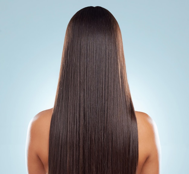 背中のヘアケアとボリューム美容と皮膚科 灰色のスタジオの背景で 輝く輝きと健康な頭皮の女性 モデルと女性 質感のグローミングルーティンとサロン治療