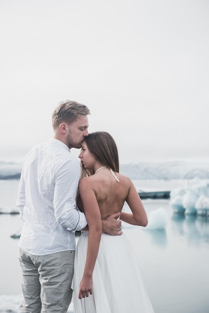 아이슬란드 평원을 산책하는 막 결혼한 커플의 뒷모습