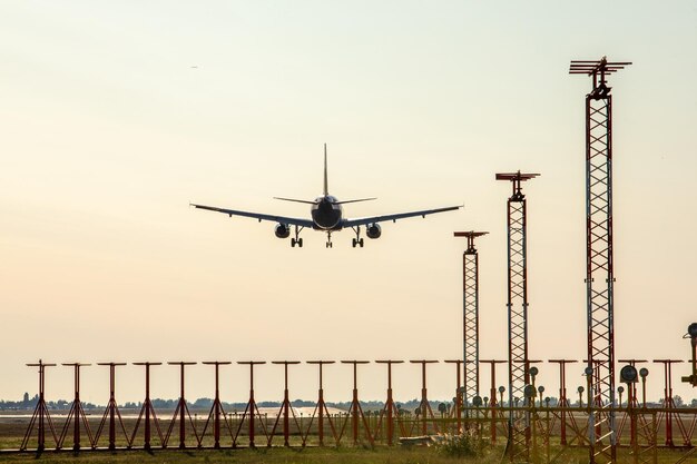 Foto la parte posteriore dell'aereo che atterra all'aeroporto ora