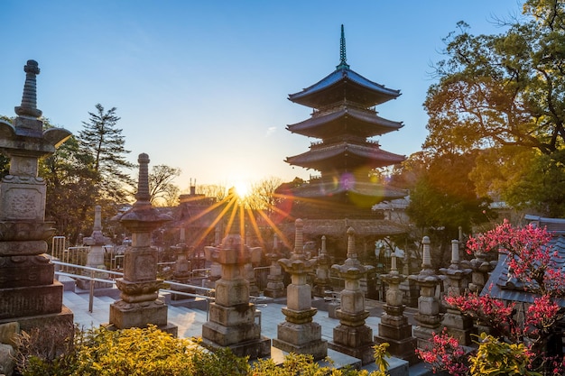 Foto pagoda retroilluminata al tempio di kosho-ji contro il cielo