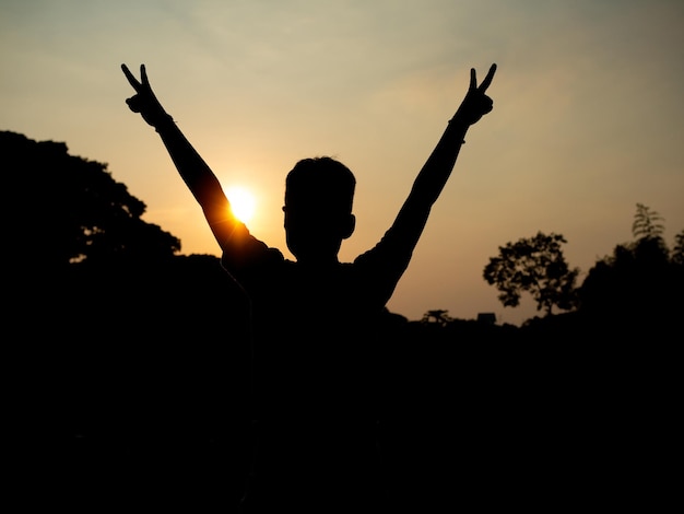 Photo back of man with sun background freedom feeling new beginning