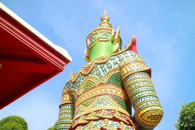 Photo back of massive green giant tossakan guardian demon at the temple of dawn in bangkok thailand