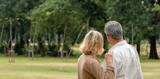 写真 公園で一緒に過ごす時間を楽しむ老夫婦の後ろ姿